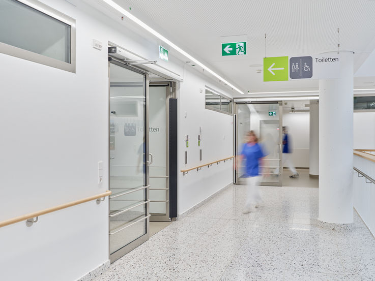 GEZE Powerturn-Drehtürantrieb im Klinikum Stuttgart