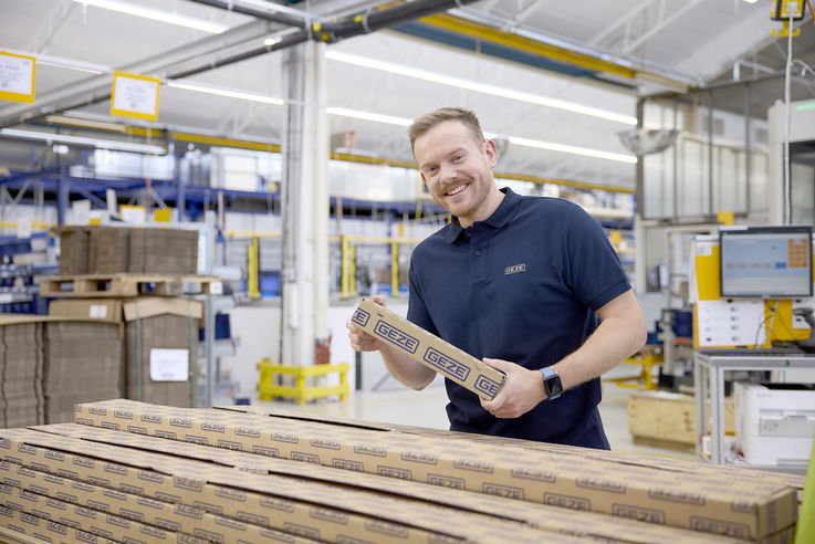 Mitarbeiter in der Produktion bei GEZE GmbH