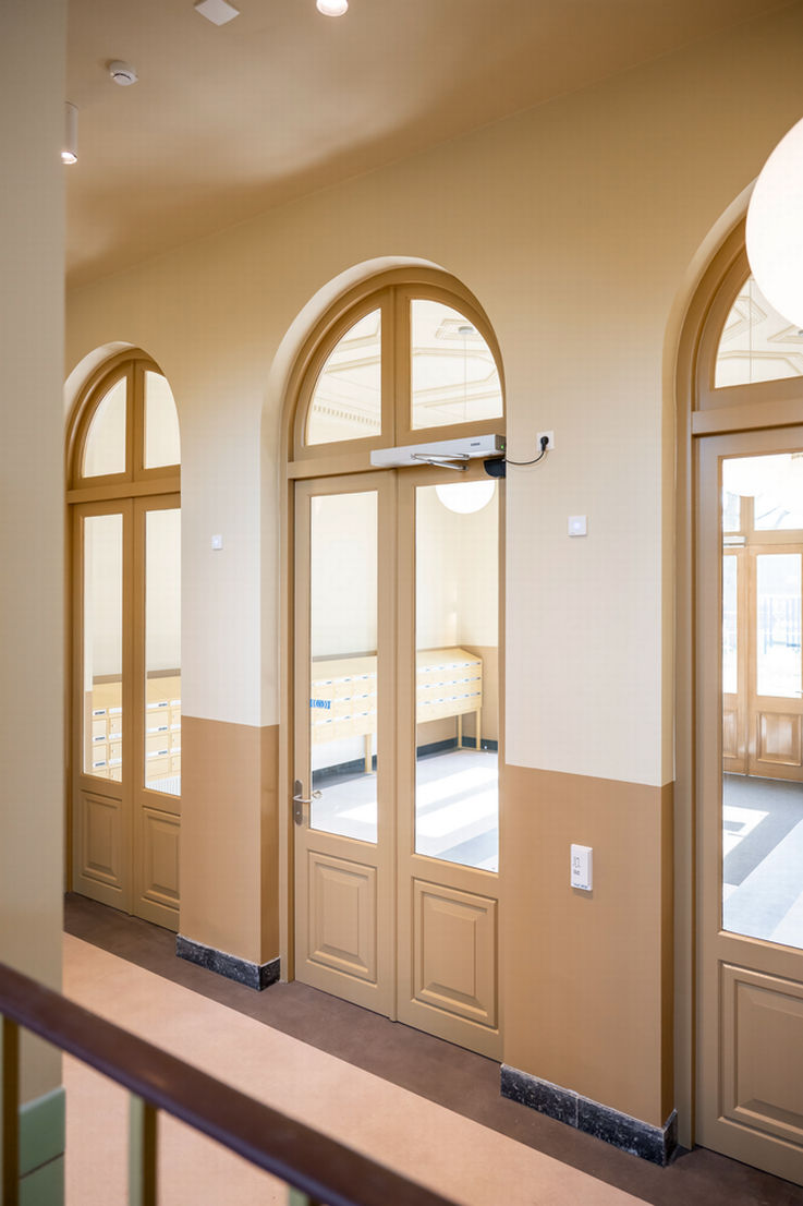 Interno dell'HBS Kampen, porte in vetro con sopraluce.