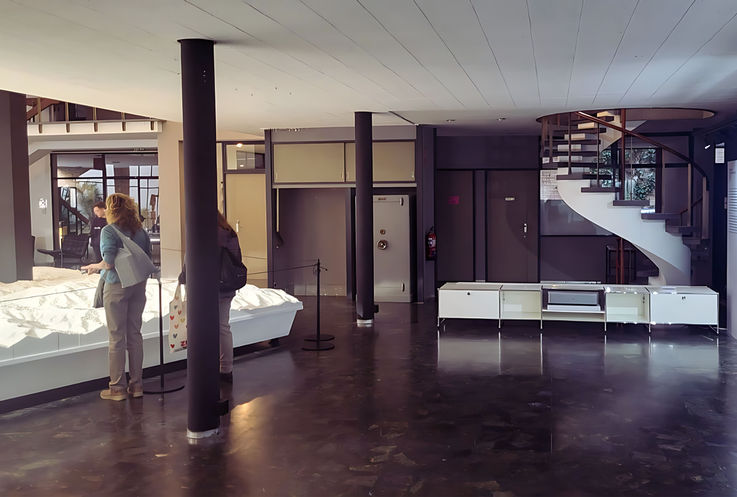 Vista de la primera planta con las escaleras de caracol de fondo