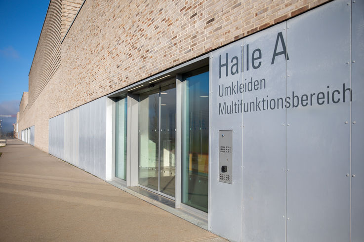 Tagaufnahme – Eingang zur Halle im Sportpark Freiham