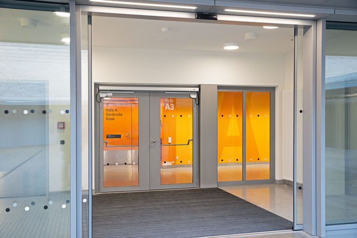 Offene Eingangstür zum Sportpark Freiham