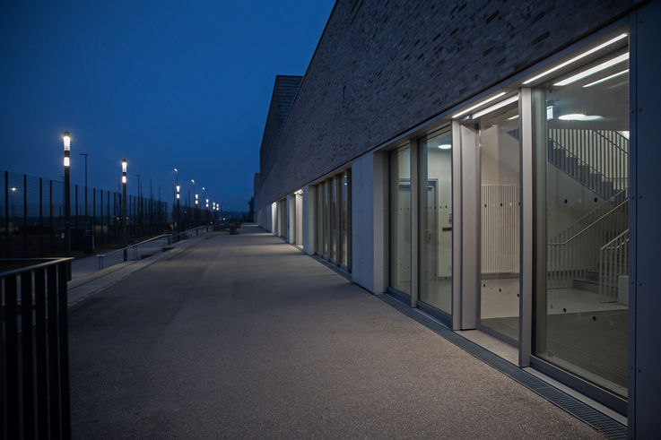 Nachtaufnahme – Eingang zur Halle im Sportpark Freiham