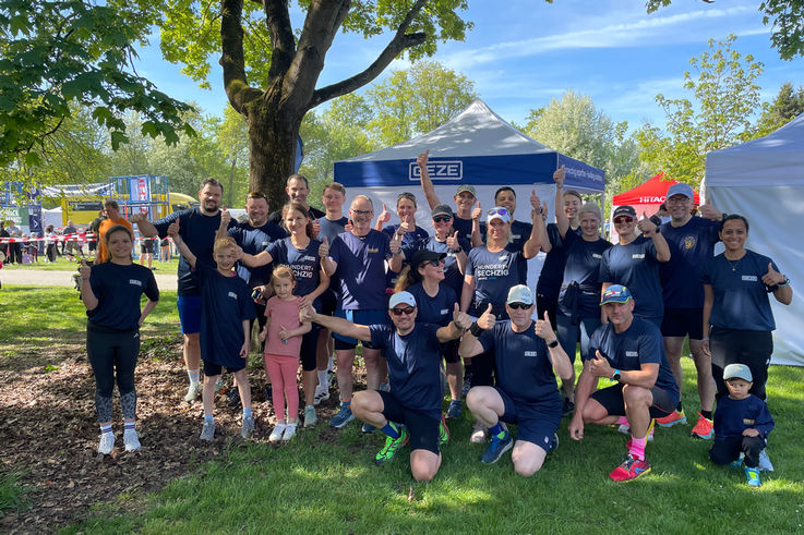 Läufer von GEZE jubeln