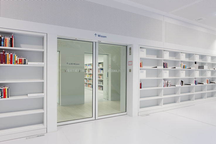 A joint product by GEZE and Hörmann: automatic accessible T30 sliding door system in fire safety design. Photo: Lazaros Filoglou for GEZE GmbH 