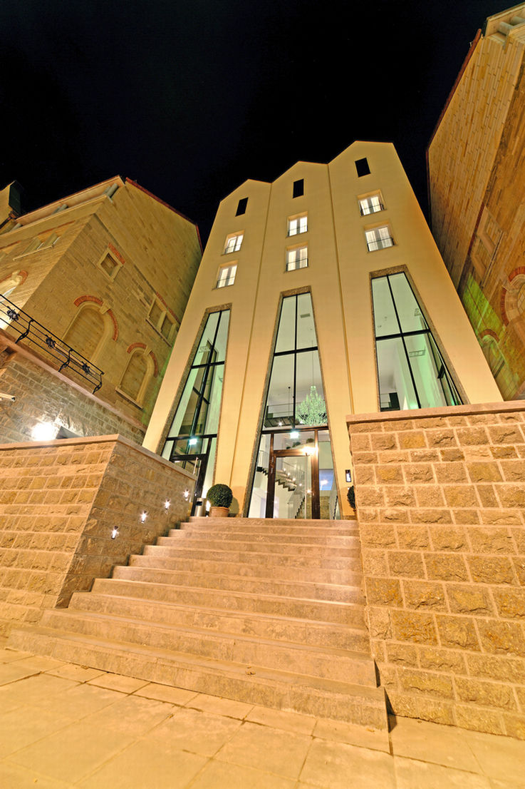 Escalera exterior de la entrada del hotel con puertas correderas de vidrio. Foto: MM Fotowerbung para GEZE GmbH