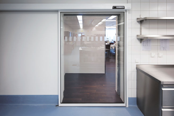 Glass sliding door in the entrance to the kitchen area (photo: Dirk Wilhelmy for GEZE GmbH)