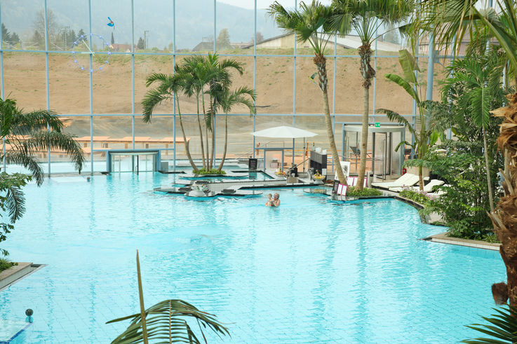GEZE revolving doors - An in-pool revolving door and an all-glass double-action door provide a transparent entrance to the outdoor pool. Photo: Oliver Look for GEZE GmbH