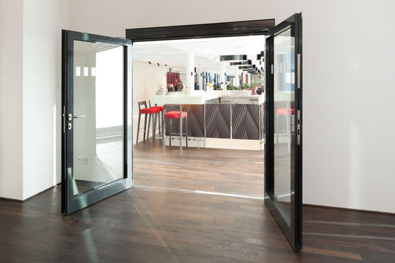 Szklane drzwi dwuskrzydłowe z mechanizmem podtrzymania położenia otwarcia (zdjęcie: Dirk Wilhelmy dla GEZE GmbH)