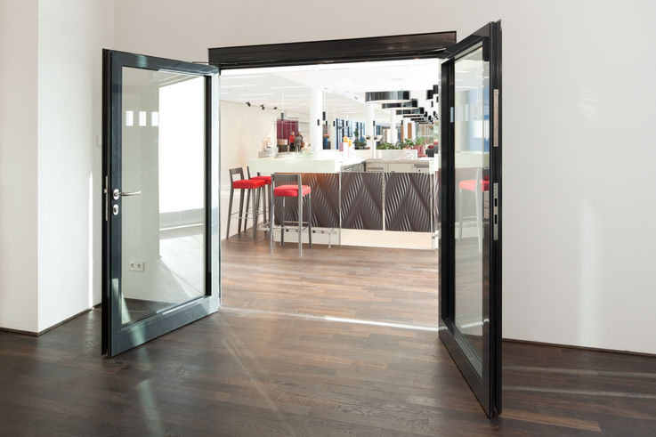 Double-leaf glass door with hold-open mechanism (photo: Dirk Wilhelmy for GEZE GmbH)