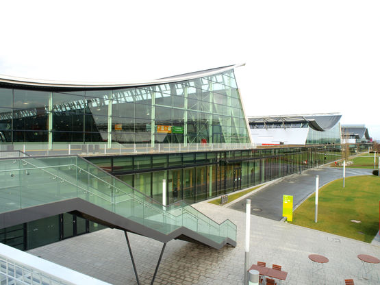 Facciate in vetro contemporanee: Veduta esterna del nuovo centro espositivo della Fiera di Stoccarda. Immagine: MM Fotowerbung per GEZE GmbH