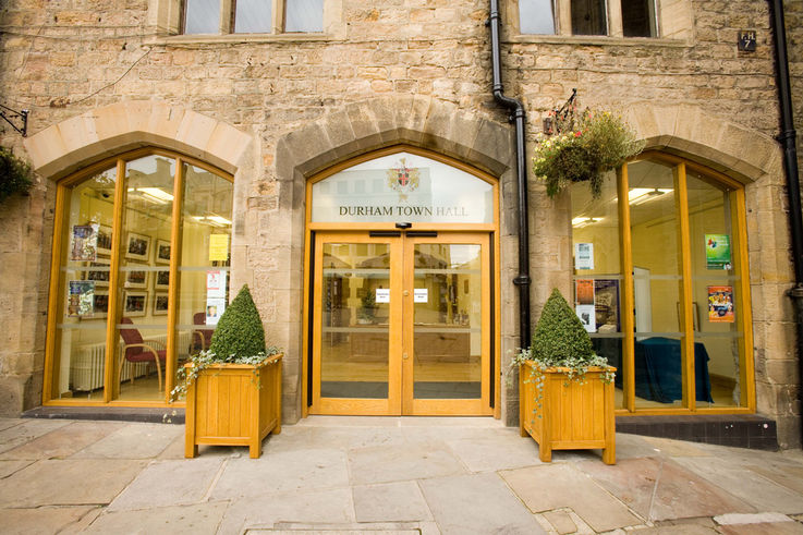 Drehtürantrieb in der Durham Town Hall in Großbritannien