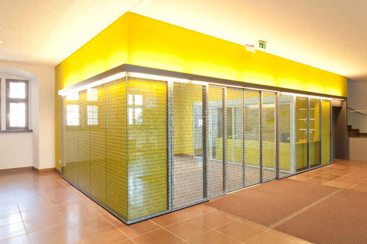 Specialmente progettata per l’installazione in vie di fuga e uscite di sicurezza, l’applicazione della porta scorrevole GEZE Slimdrive SL-FR trova applicazione quando la sicurezza è prioritaria. 