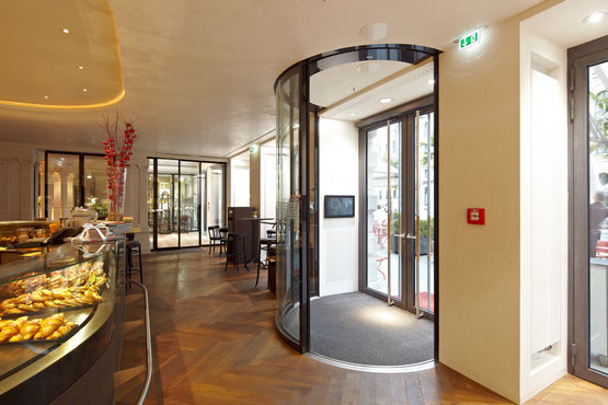 Ușă glisantă în regim automat la intrarea în Café Luitpold. Foto: Robert Sprang pentru GEZE GmbH