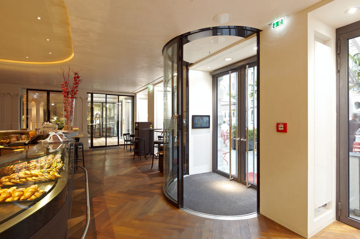 कैफ़े लुटपॉल्ड के प्रवेश में स्वचालित दरवाजा। फ़ोटो: GEZE GmbH के लिए रॉबर्ट स्प्रांग
