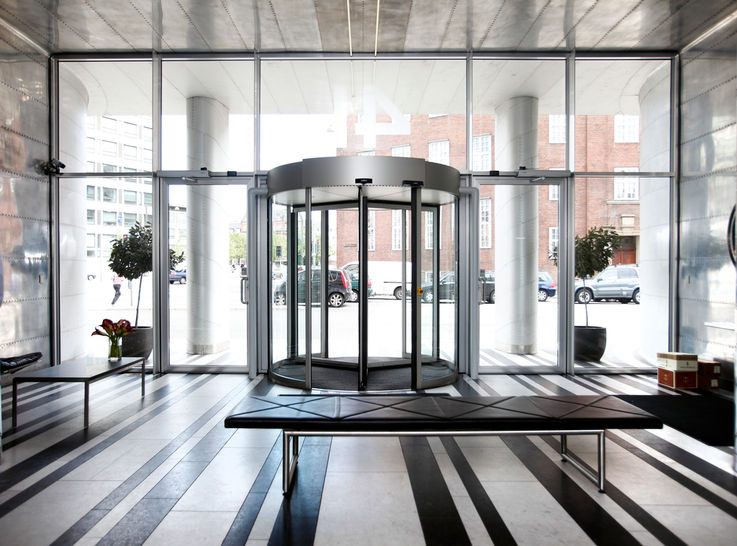 Facciate in vetro con i più alti standard di design e un forte effetto isolante. La velocità automatica è adatta al traffico di transito. Ha un accumulatore per l'apertura di emergenza in caso di guasti rilevanti per la sicurezza, come la mancanza di corrente.