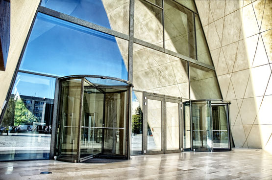 GEZE TSA 325 GG all-glass manual revolving door in the Museum of the History of Polish Jews, Warsaw