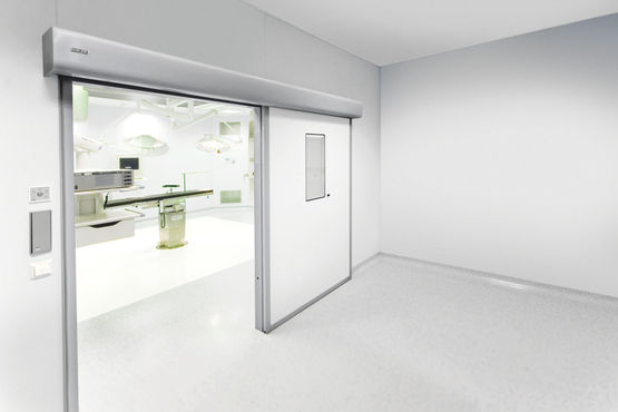 Sistema de puerta corredera automática para puertas grandes y pesadas en ámbitos con requisitos de higiene mayores
