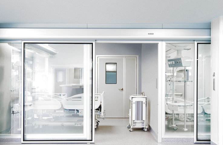 Sistema di porta scorrevole lineare automatico per grandi porte pesanti in aree con requisiti igienici elevati