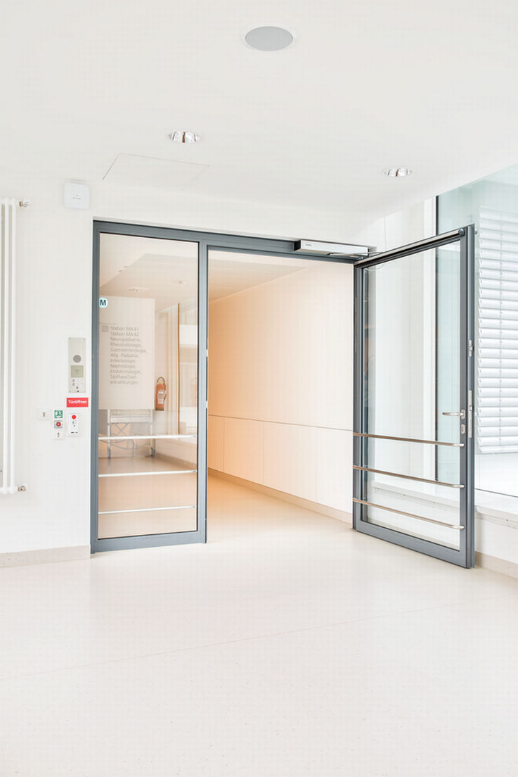 Entrées accessibles : Les systèmes de portes battantes Slimdrive EMD s’ouvrent grâce à un contact au coude ou à des détecteurs de mouvement. Photo : Jürgen Pollak pour GEZE GmbH