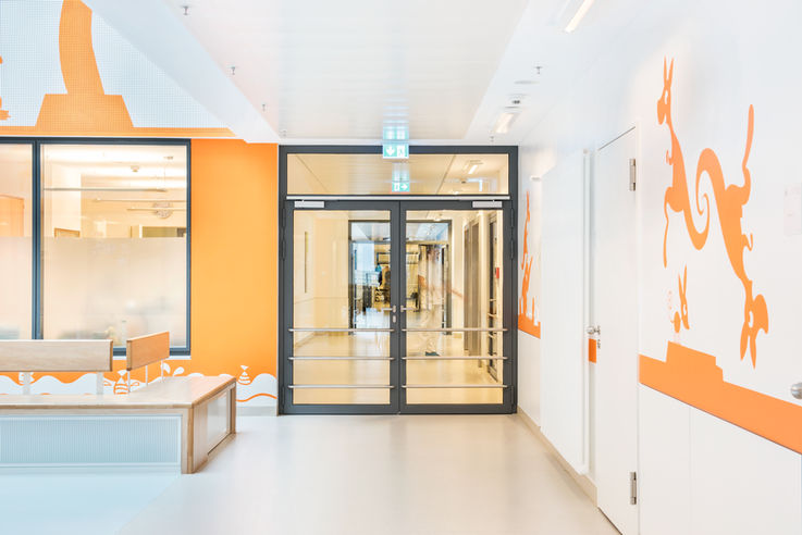 Samozamykacz górny z szyną ślizgową TS 5000 R-ISM, zainstalowany w szpitalu Olgahospital w Stuttgarcie.