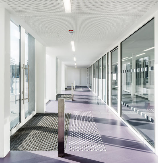 Automatic doors with Slimdrive EMD-F swing door system in the entrance area act as a security interlocking door system. Photo: Annika Feuss for GEZE GmbH
