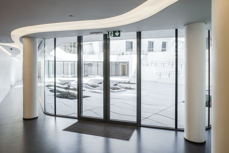 Une porte automatique dans un bâtiment d’habitation