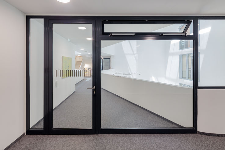 Motor de cadena Slimchain en un edificio de oficinas