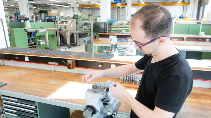 Der junge Syrer Rami Aswad startet seine Einstiegsqualifizierung bei der GEZE GmbH in Leonberg.