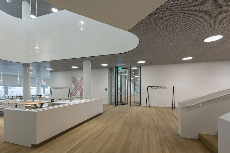 Curved sliding doors in the restaurant entrance. Photo: GEZE GmbH