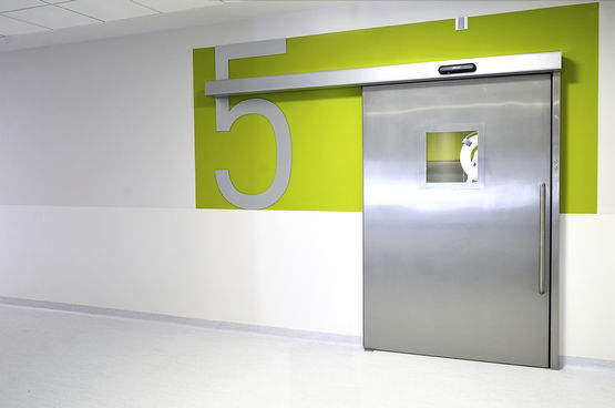 GEZE ECdrive at the entrance to the operating theatres at the Childrenʼs Memorial Health Institute, Warsaw