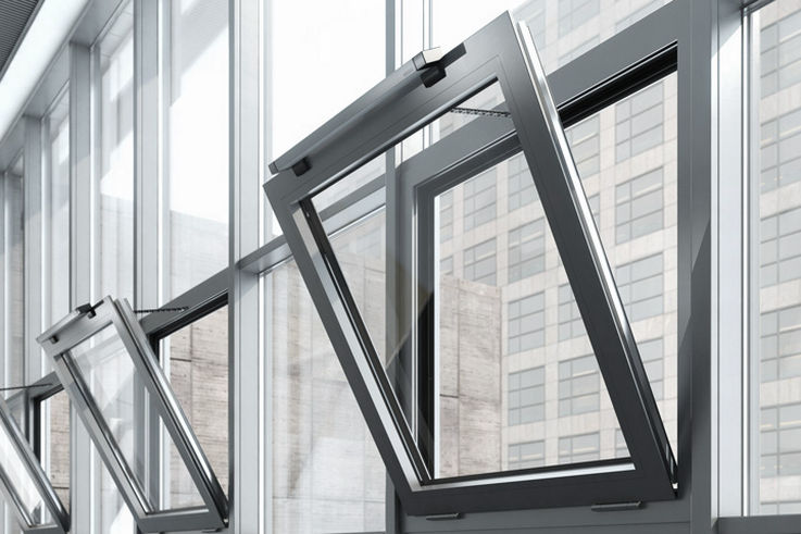 Natürliche Lüftung durch automatisierte Fenster ist komfortabel und energieeffizient.