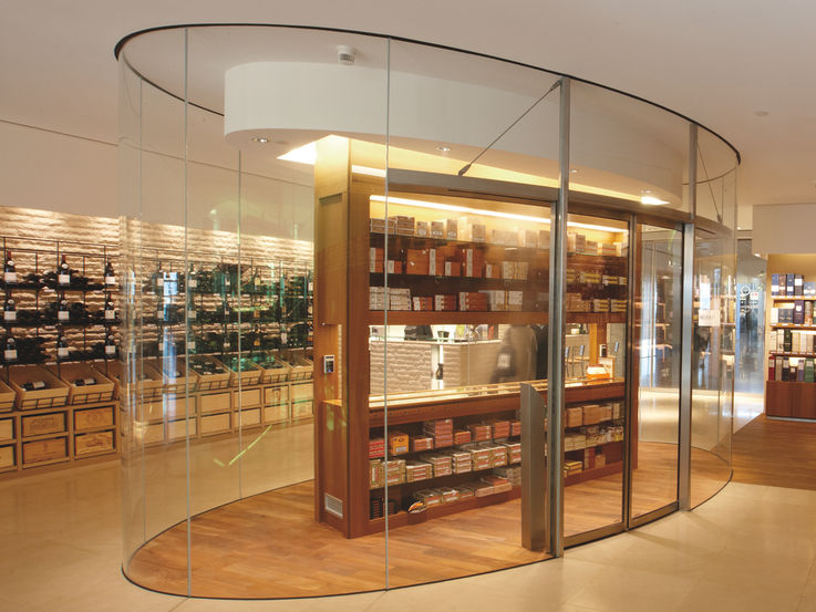 Installation situation (937403) - One- and double leaf door systems. Interior and exterior doors with high access frequency. Sophisticated building entrances with plenty of daylight. Façades with narrow mullion transom constructions. Glass façades with the highest design standards. Vestibule systems, in combination with linear sliding doors.