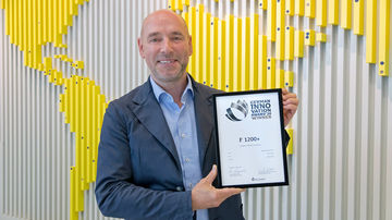 Sven Kuntschmann tar emot German Innovation Award 2020 för fönstermotorn GEZE F 1200+.