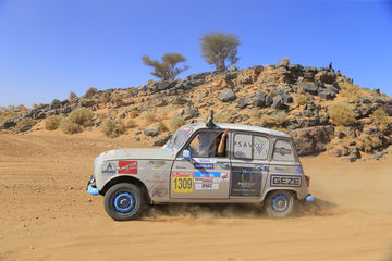 Making the journey to Morocco in a Renault 4L: GEZE supports the 4L Trophy.