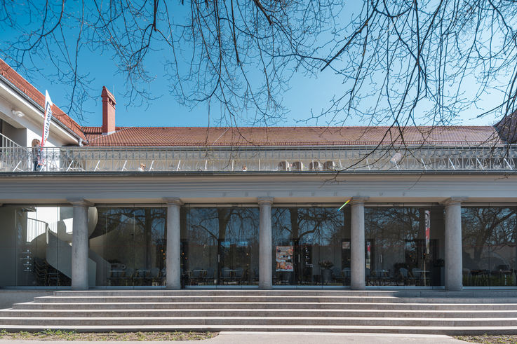 Gevelaanzicht van het historische Betonhaus in Poznań met zuilen en grote ingangstrap