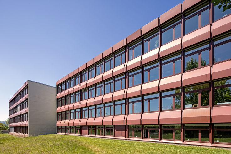 Außenansicht des Schulhaus Lindenbüel in Volketswil