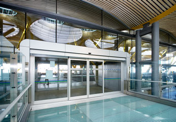 Glass sliding door with GEZE Econodrive EL-BO
