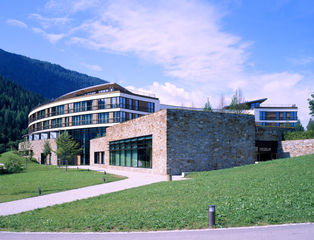 Buitenaanzicht van het Berchtesgaden Kempinski Hotel.