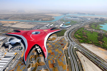Vedere de sus a parcului tematic Ferrari World din Abu Dhabi.