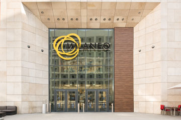 Centrul comercial Milaneo din Stuttgart, fațadă de sticlă în zona de intrare.