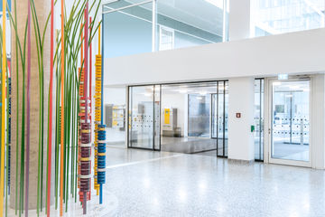 GEZE-svingdørs- og brandsikringssystemer sikrer maksimal funktionalitet, sikkerhed og adgang til klinikken i centrum af Stuttgart - læs mere her.