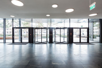 Des systèmes de portes en harmonie avec le concept de bâtiment intelligent, l’espace d’accueil du campus informatique Vector. Photo : GEZE GmbH 