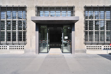 Vestibule with automatic sliding doors in Sihlpost entrance area, exterior view.