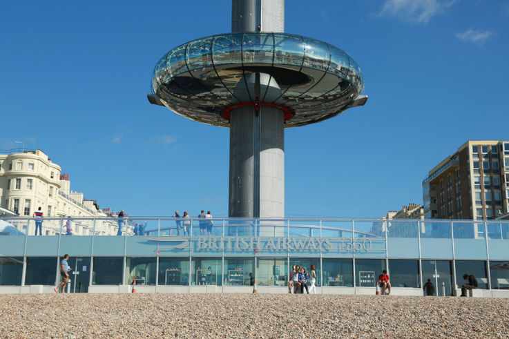 काँच  के अग्रभाग वाला ब्रिटिश एयरवेज़ i360, बाहरी दृश्य।