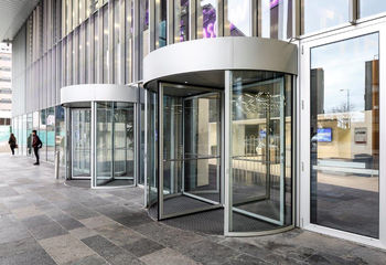 Două uși rotative ample cu acționare manuală, care se încadrează perfect în fațada City Campusului. Foto: CREDIT FOTO LIPSĂ!