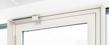 Szczegółowy widok na okno z wyciągiem oddymiającym i usuwającym nadmiar ciepła z napędem ramieniowym K 600 T. Zdjęcie: Sigrid Rauchdobler dla GEZE GmbH