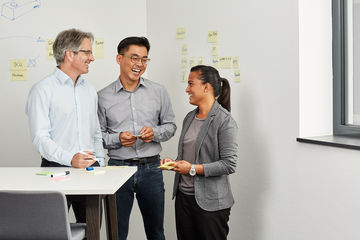 GEZE Mitarbeiter bei Brainstorming in Kreativ-Raum
