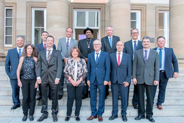 Every year, GEZE GmbH honours employees who have worked for the family business for 25 or 40 years. This year, a total of 13 employees were acknowledged at the celebration in the Schloss Rosenstein Museum. Photo: GEZE GmbH