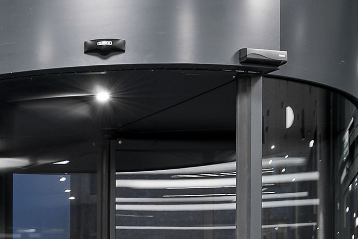 Protección - Apueste por lo seguro con nuestros sensores de seguridad. Para que las personas que entren y salgan puedan cruzar la puerta automática sin riesgo, nuestra oferta de productos GEZE pone a su disposición diversos sensores para la protección.